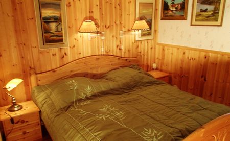 Schweden Sassis Resort Oeresjoen Ferienhaus Schlafzimmer mit Doppelbett
