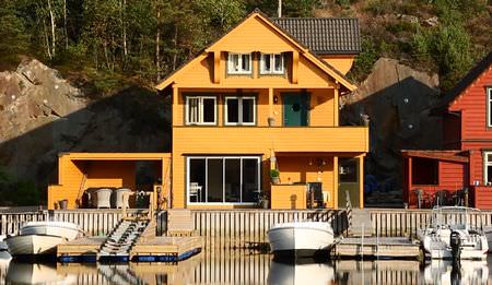 West_Norwegen_bryggekanten_Unterkunft_gelb